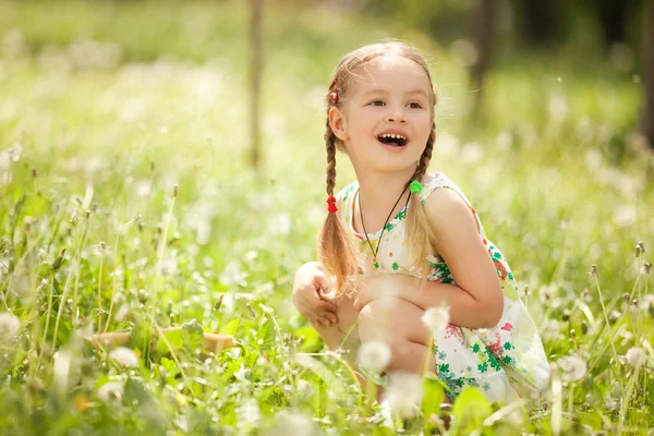 Słodkie mała dziewczynka w parku — Zdjęcie stockowe