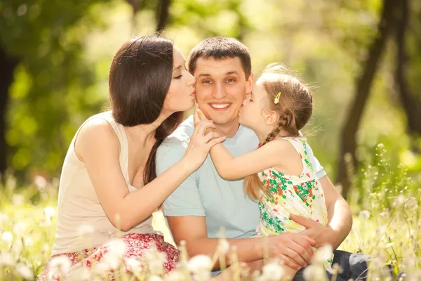 Lycklig mor, far och dotter i parken — Stockfoto