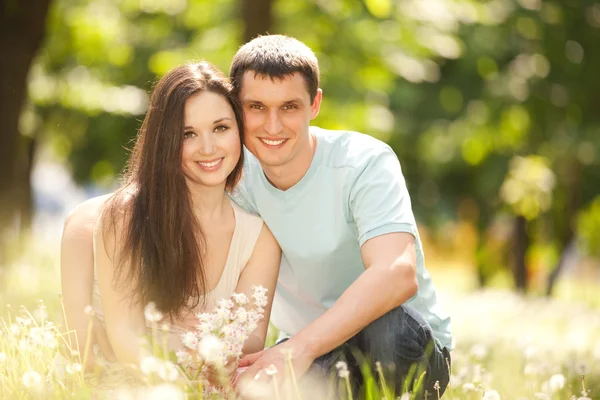 Jeune couple heureux dans le parc — Photo