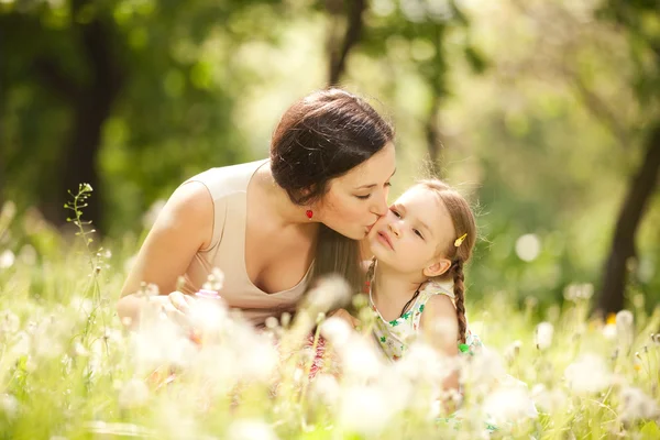 Madre e figlia nel parco — Foto Stock