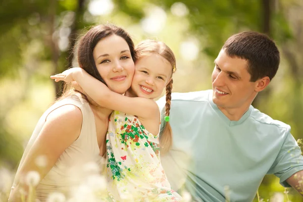 Glückliche Mutter, Vater und Tochter im Park — Stockfoto