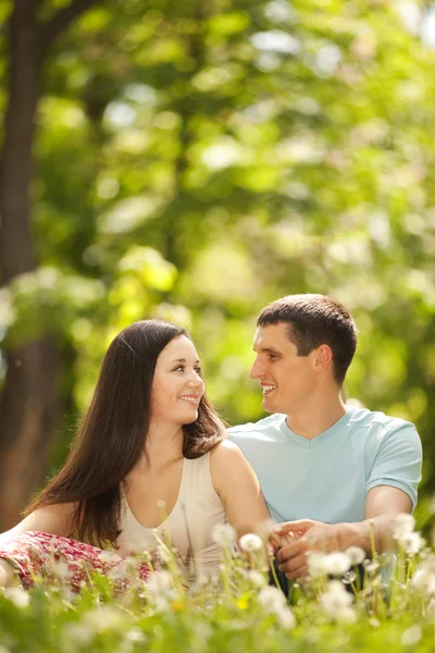 Unga lyckliga par i parken — Stockfoto