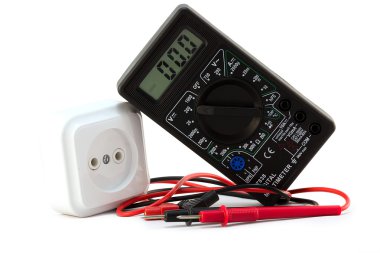 elektrik prizi ile dijital multimert