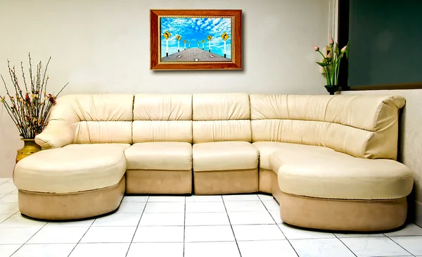 Інтер'єр сучасної кімнати білого дивана з дерев'яною рамою — стокове фото
