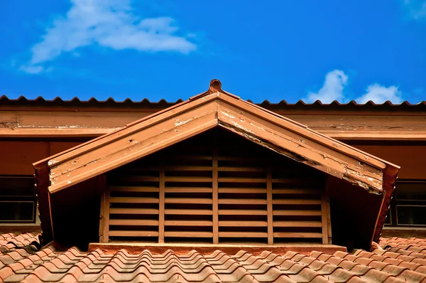 푸른 하늘 배경 지붕의 오래 된 타일 — 스톡 사진