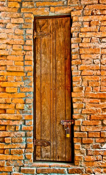 La puerta Vieja en el muro de ladrillo —  Fotos de Stock