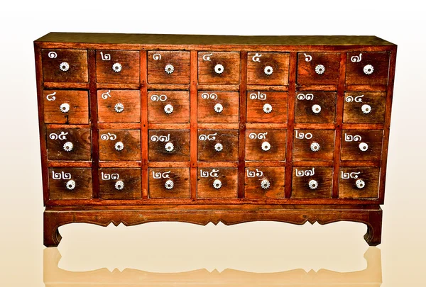 Der Holzschrank mit quadratischen Schubladen und weißem Griff isoliert — Stockfoto