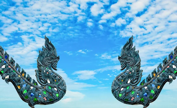 娜迦蓝蓝的天空背景上孤立的木头雕刻 — 图库照片