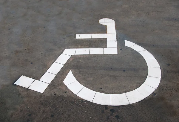 Зарезервована парковка для інвалідів ізольована на цементній підлозі b — стокове фото