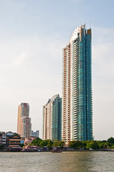 Het moderne gebouw langs de rivier — Stockfoto