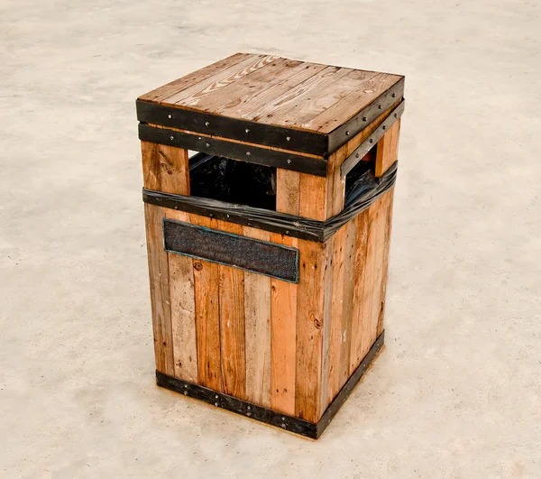 Dřevěný odpadkový koš na cementové podlahy — Stock fotografie