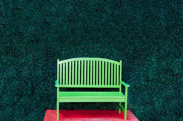 Zelené lavičky s pozadím červené srdce — Stock fotografie