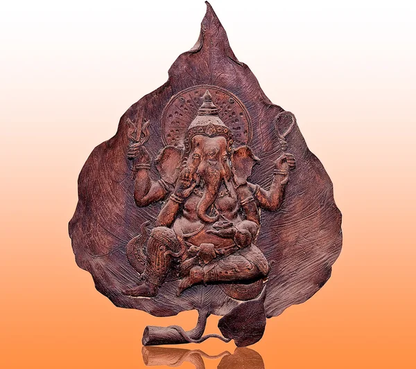 La sculpture en bois de ganesha sur fond réfléchi — Photo