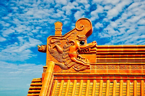 Le Dragon sur le toit isolé sur fond de ciel bleu — Photo
