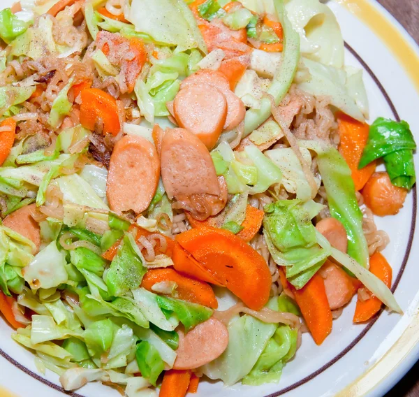 La pasta istantanea fritta con salsiccia e carota e cavolo — Foto Stock