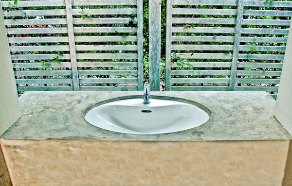 Το λευκό σύγχρονη κεραμικά handbasin και χρώμιο βρύση — Φωτογραφία Αρχείου