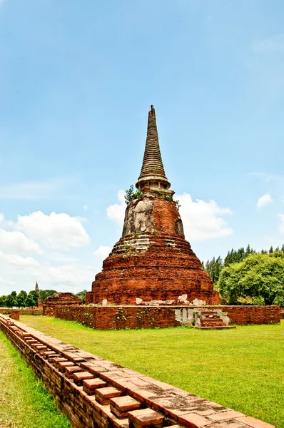 Ruinen av buddha status och templet wat mahathat i ayuttha — Stockfoto