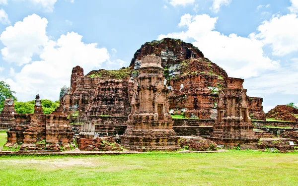 La ruine du statut de Bouddha et temple de wat mahathat en ayuttha — Photo