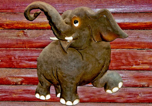 O elefante de madeira no fundo de madeira — Fotografia de Stock