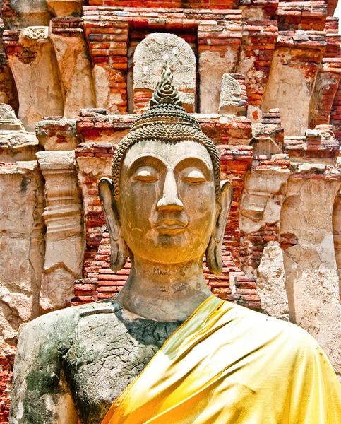 De ruïne van Boeddha status en de tempel van wat mahathat in ayuttha — Stockfoto