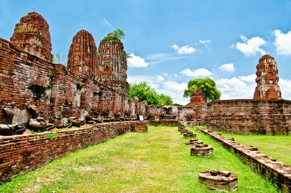 Die Ruine des Buddha-Status und Tempels des wat mahathat in Ayuttha — Stockfoto
