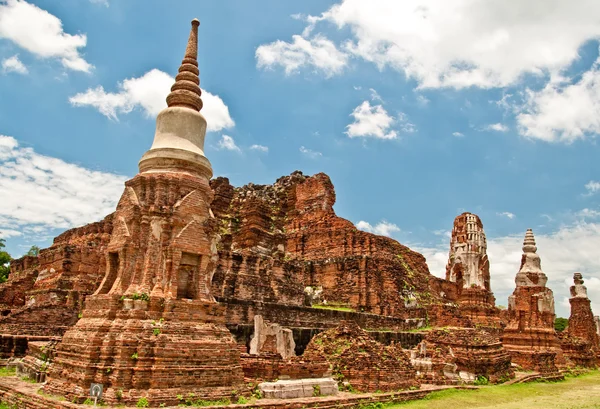 La rovina dello status di Buddha e tempio di wat mahathat in ayuttha — Foto Stock
