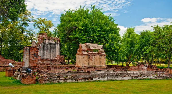 La rovina dello status di Buddha e tempio di wat mahathat in ayuttha — Foto Stock