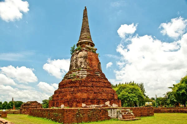 Руины статуса Будды и искушение ват махато в аютте — стоковое фото