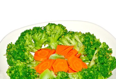 brocolli ve beyaz arka plan üzerinde izole bir carrot karıştırın kızarmış