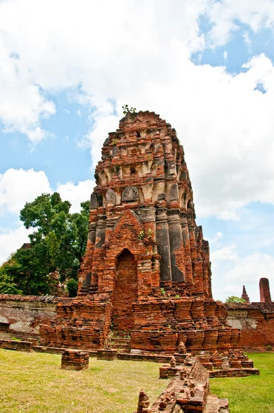The Ruin of Buddha status and temple of wat mahathat in ayuttha — Stock Photo, Image
