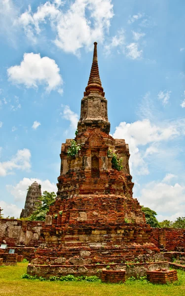 A Ruína do status de Buda e templo de wat mahathat em ayuttha — Fotografia de Stock
