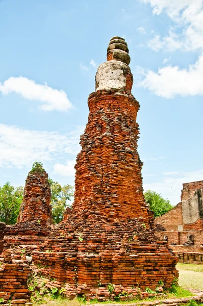 Η καταστροφή του Βούδα κατάσταση και το ναό του wat mahathat σε Αγιουττάγια — Φωτογραφία Αρχείου