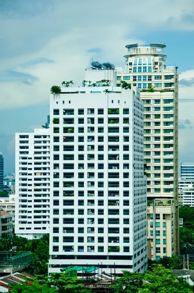 De Modern gebouw op blauwe hemelachtergrond — Stockfoto