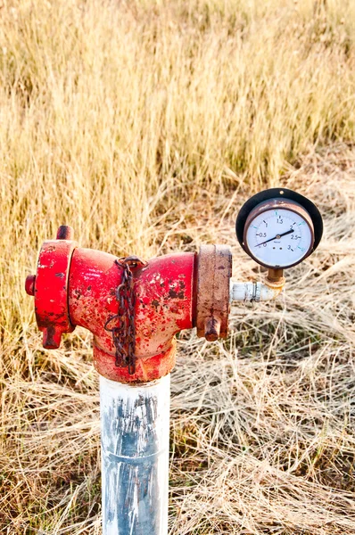 Měřidlo tlaku vody na poli — Stock fotografie