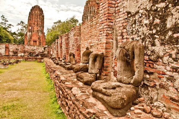 Руины статуса Будды и искушение ват махато в аютте — стоковое фото