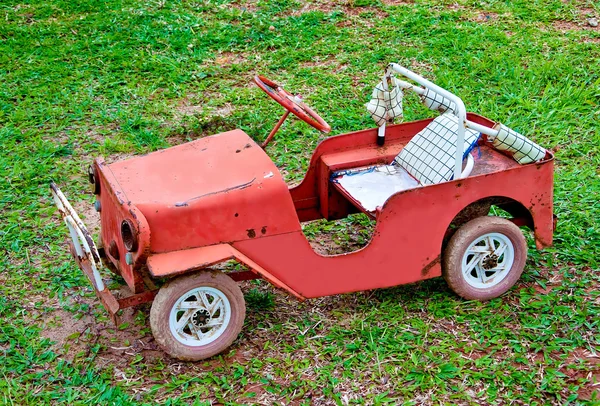 Винтажная автомобильная игрушка для ребенка — стоковое фото
