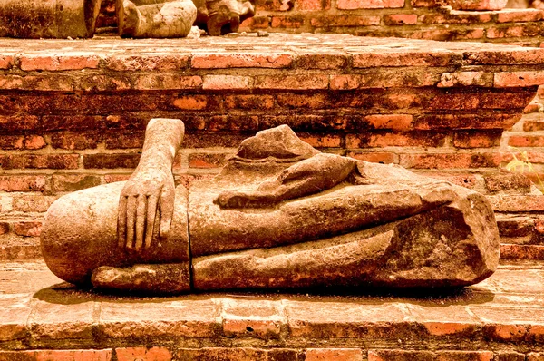 As ruínas do status de Buda na província de ayuttaya, Tailândia — Fotografia de Stock