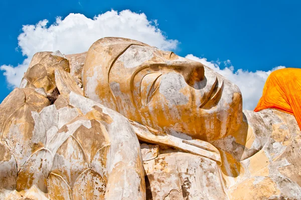 Der ruhende Buddha-Status in der Provinz Ayuttaya, Thailand — Stockfoto