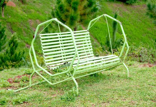 La panchina Swing su sfondo erba verde — Foto Stock