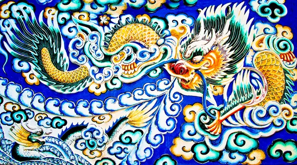 De kleurrijke van draak op de muur van joss huis — Stockfoto
