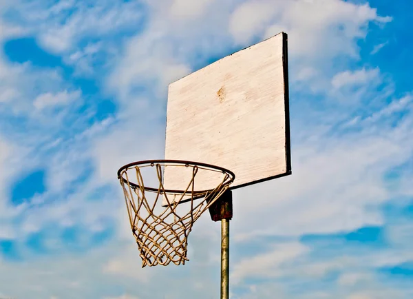 Le terrain de basket sur fond de ciel bleu — Photo