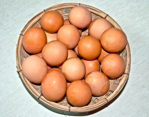 Taca bambus świeżych jaj na białym tle na ceramiczne podłogowe backgrou — Zdjęcie stockowe