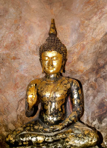 De status van de Boeddha in grot — Stockfoto