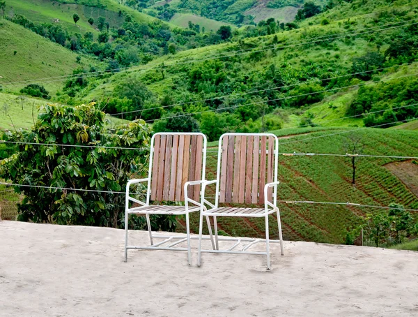 As duas cadeiras em vista de fundo da montanha — Fotografia de Stock