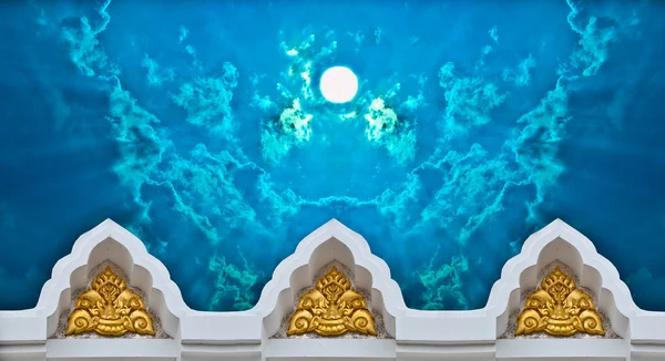 블루 레이 하늘 배경에 황금 거 인의 예술 — 스톡 사진