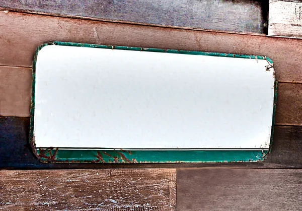 Il vecchio telaio in lamiera su sfondo di legno — Foto Stock