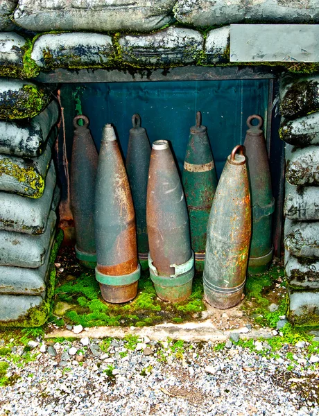 La vieja munición oxidada de la artillería — Foto de Stock