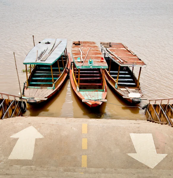 O barco de madeira no rio — Fotografia de Stock