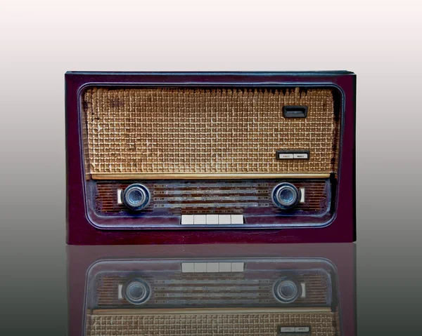 O rádio Vintage isolado no fundo branco — Fotografia de Stock