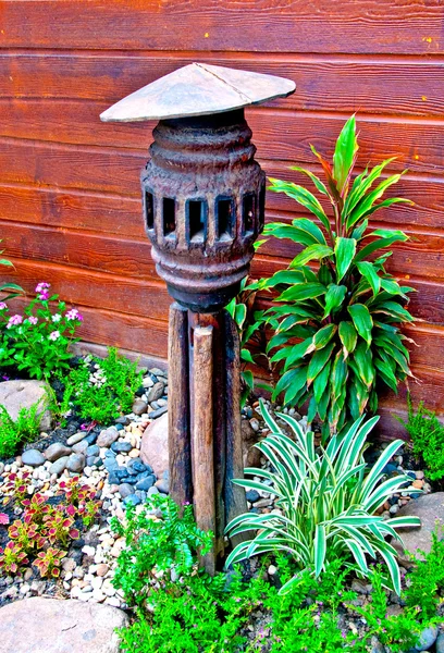 A fából készült lámpa, kertben — Stock Fotó